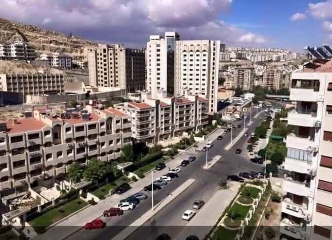 للبيع شقة مرتبة بمشروع دمر بالمغتربين (نسق أول)