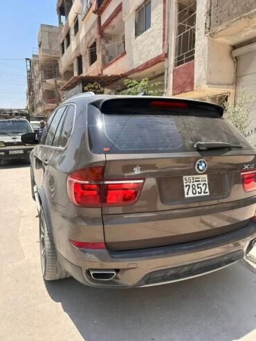 2013 X5  خالية برا جوا  أكمل وصف سيارة جديدة  بانزين   محرك 8 سلندر  وارد الكويت  ماشية اقل من 160  رقم التواصل 0940668387 اسامة