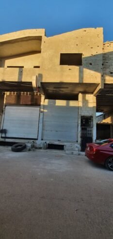 البيع كامل شقة مع محلين وقبو جاهزات الفراغ  لفي مدينة درعا المنطقه الصناعيه محل كبير