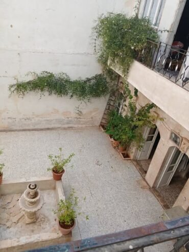 للبيع بيت عربي مؤلف من طابقين كل طابق ٣ غرف ومنافعون وبئر ماء وقبو مؤسس معمل مساحتو ٩٠ متر