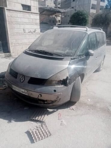 سيارة سياحية سبع ركاب عائلية رينو اسبنس 2002 موجودة بحماة وفراغ فوري من المالك السيارة