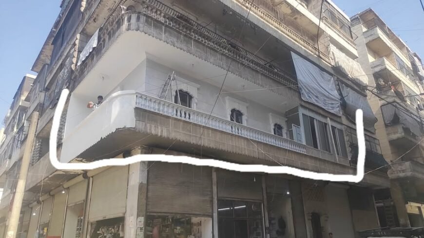 للبيع شقة طابق اول اربع غرف وموزع جميع الغرف والمطبخ على بلكونه اتجاه غربي شمالي