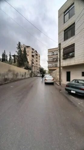 للبيع شقة في دمر البلد قريبة من ساحة المدارس طابق ثالث مساحة 90 متر