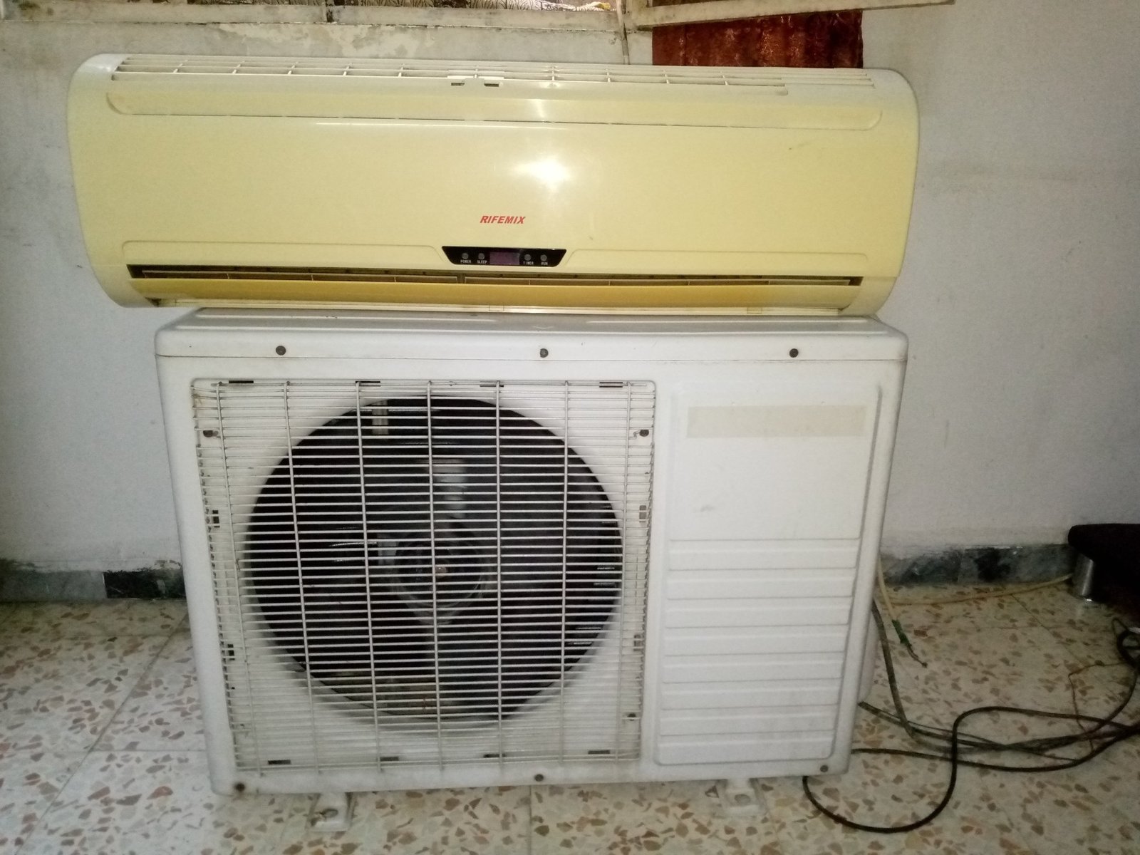 للبيع مكيف طون ونص اسعر مليون و 300 تواجد ركن الدين التواصل وتس او اتصال 0955420863